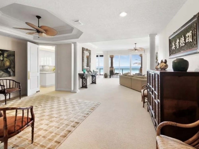 Longboat Key: Four Bedroom Beachfront living area